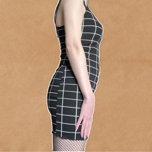 90s GRUNGE BLACK AND WHITE GRID PATTERN LETTUCE HEM DRESS - Picture 6 of 14